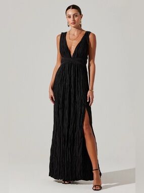 NWT Astr The Label Tesni Black Plunging V-Neck Maxi Dress with Side Slit, Small